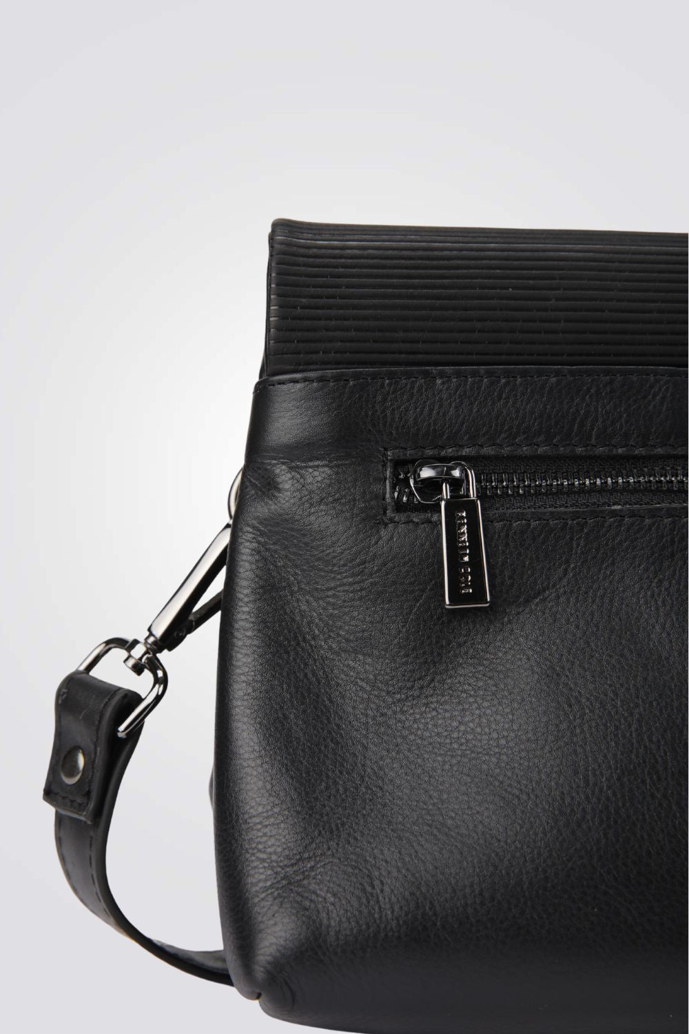 תיק צד לנשים בצבע שחור