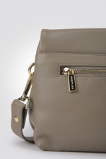 תיק צד לנשים בצבע מוקה