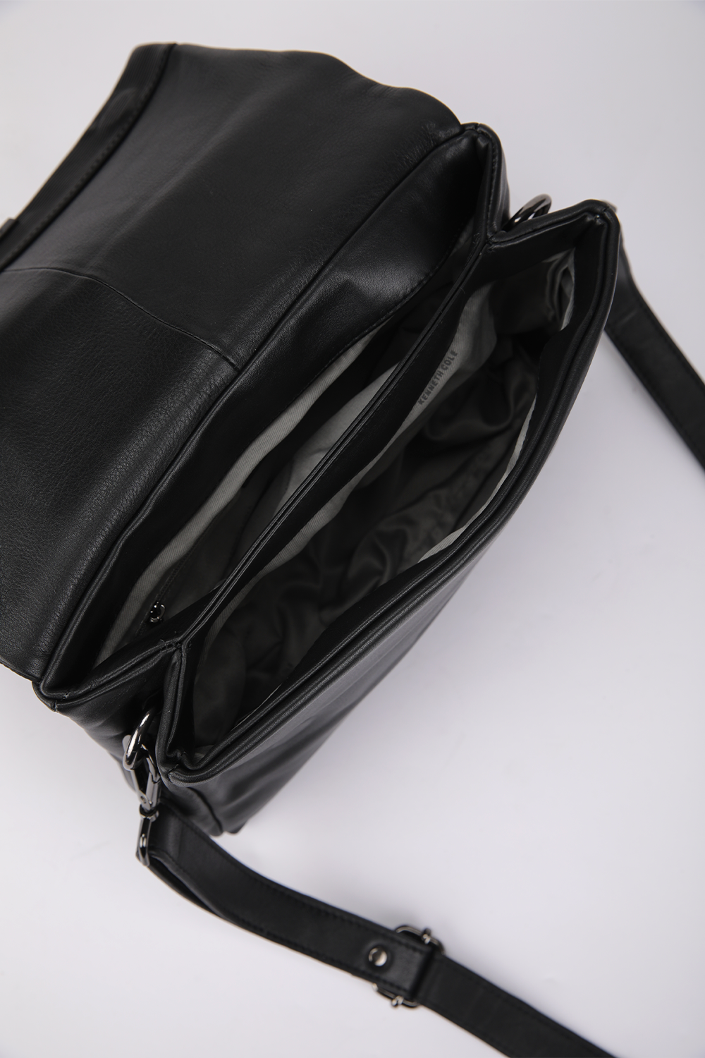 תיק צד לנשים בצבע שחור