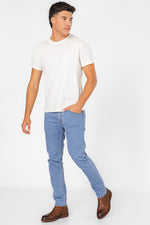 ג'ינס SLIM מבית המותג KENNETH COLE, בגזרה קלאסית עם כיסים.