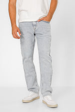 ג'ינס STRAIGHT מבית המותג KENNETH COLE, בגזרה קלאסית עם כיסים.