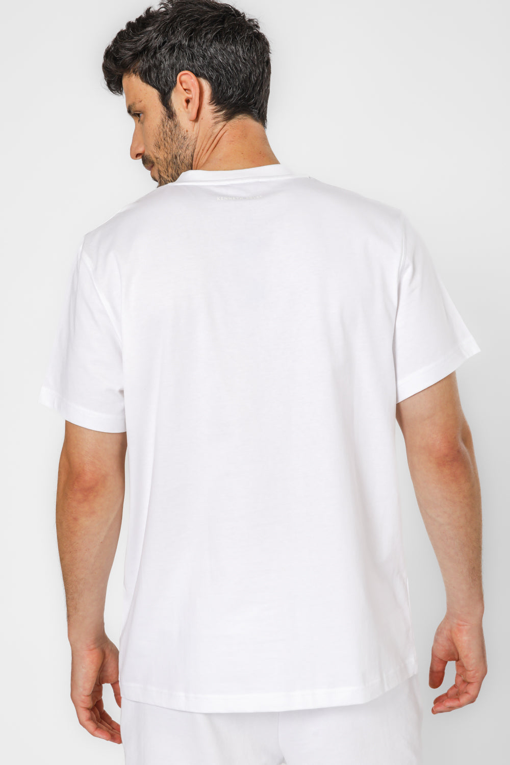 טישירט בצבע לבן