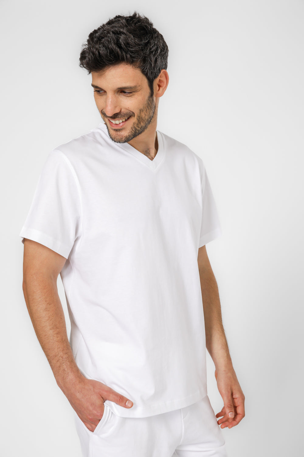 טישירט בצבע לבן