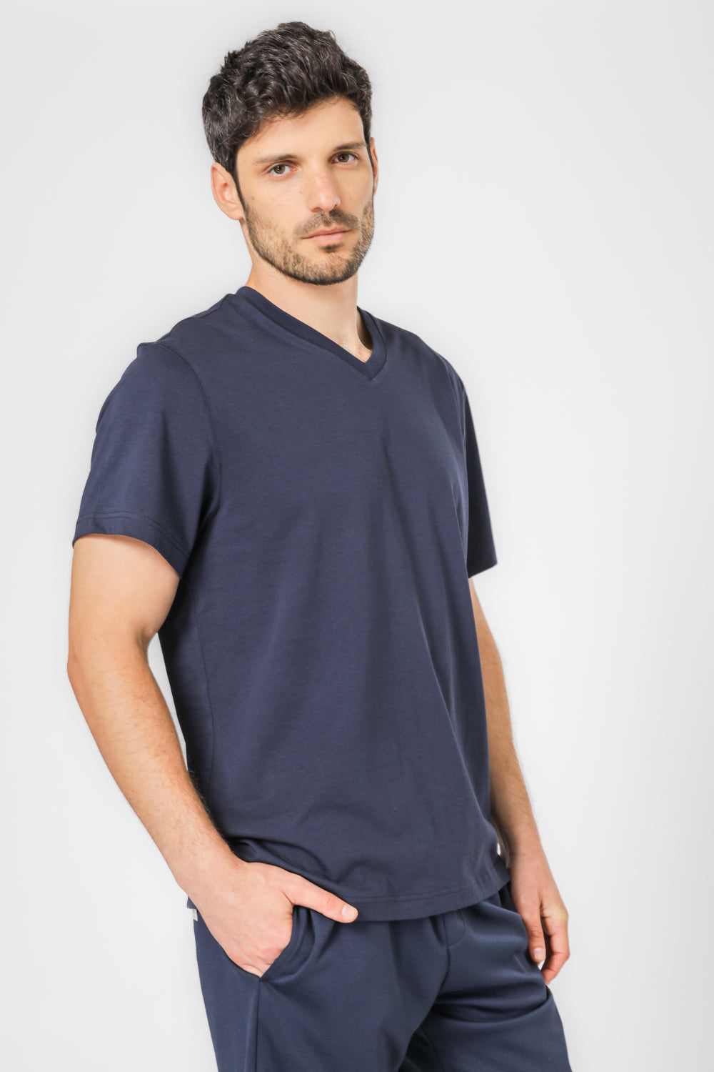 טישירט בצבע נייבי