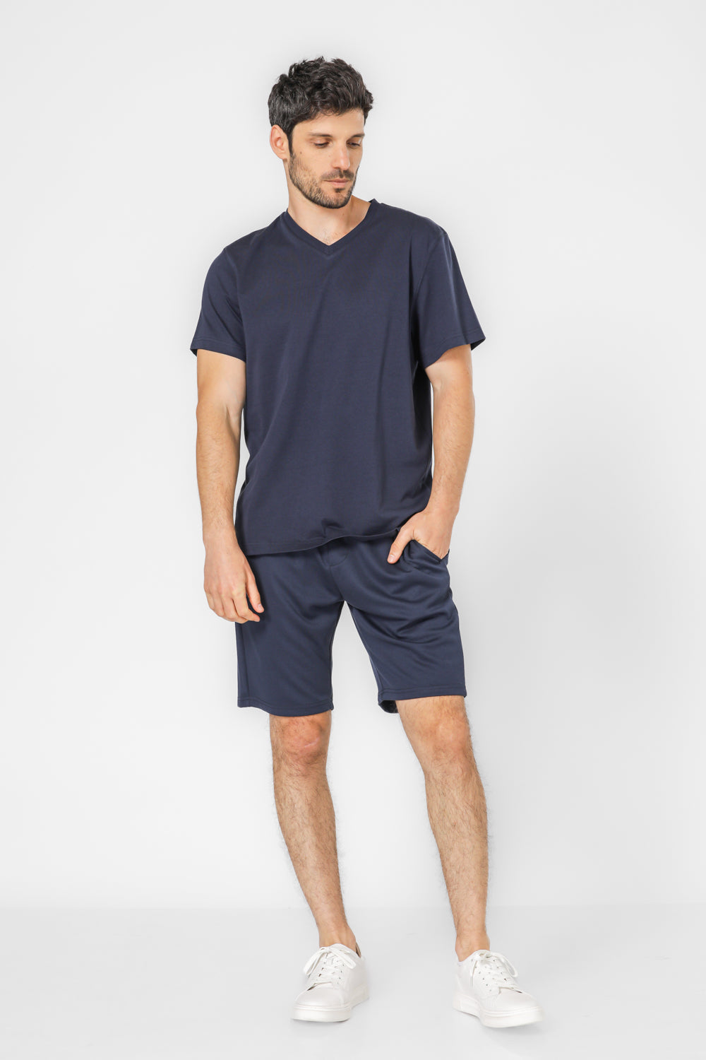 טישירט בצבע נייבי