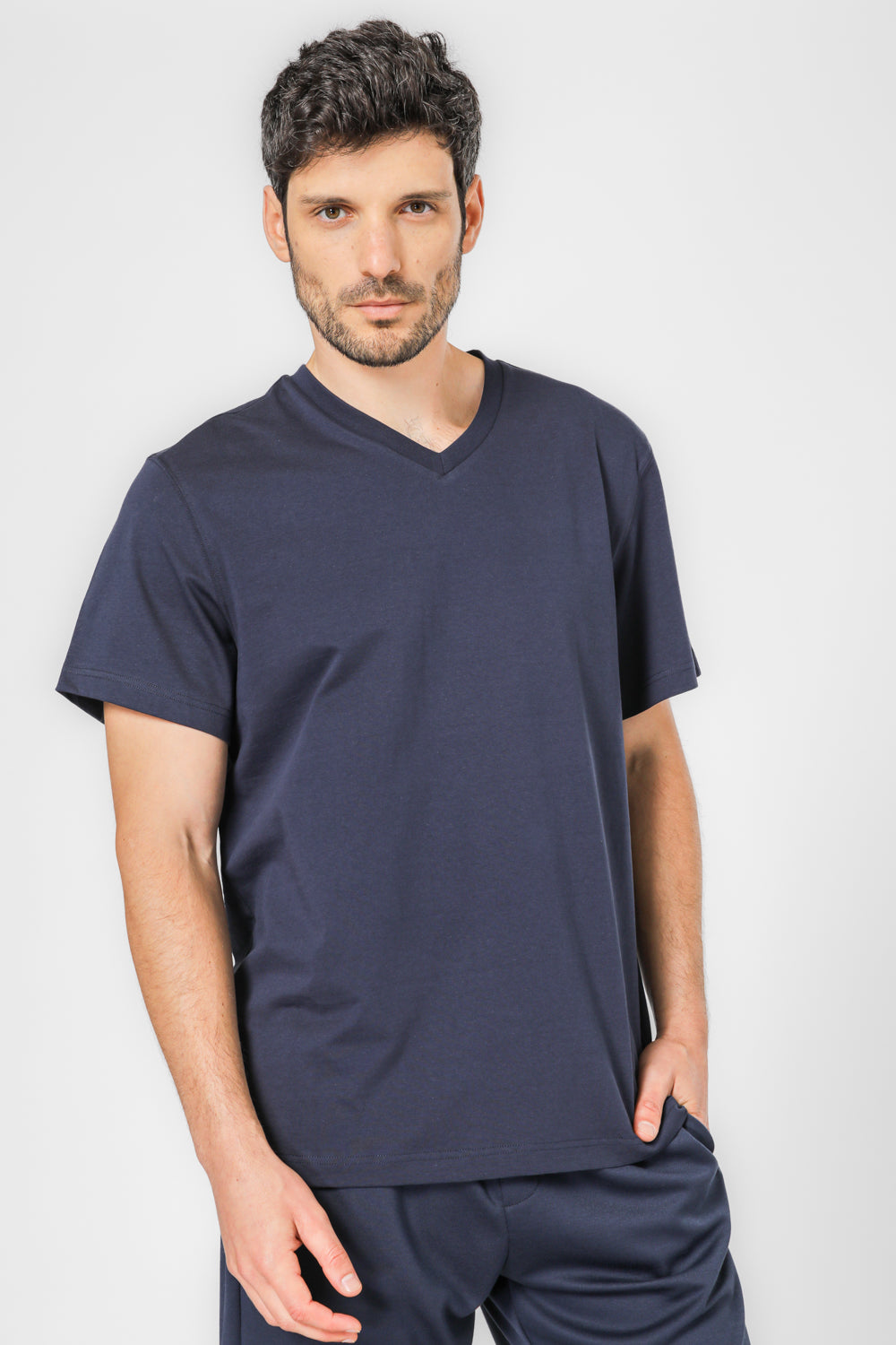 טישירט בצבע נייבי