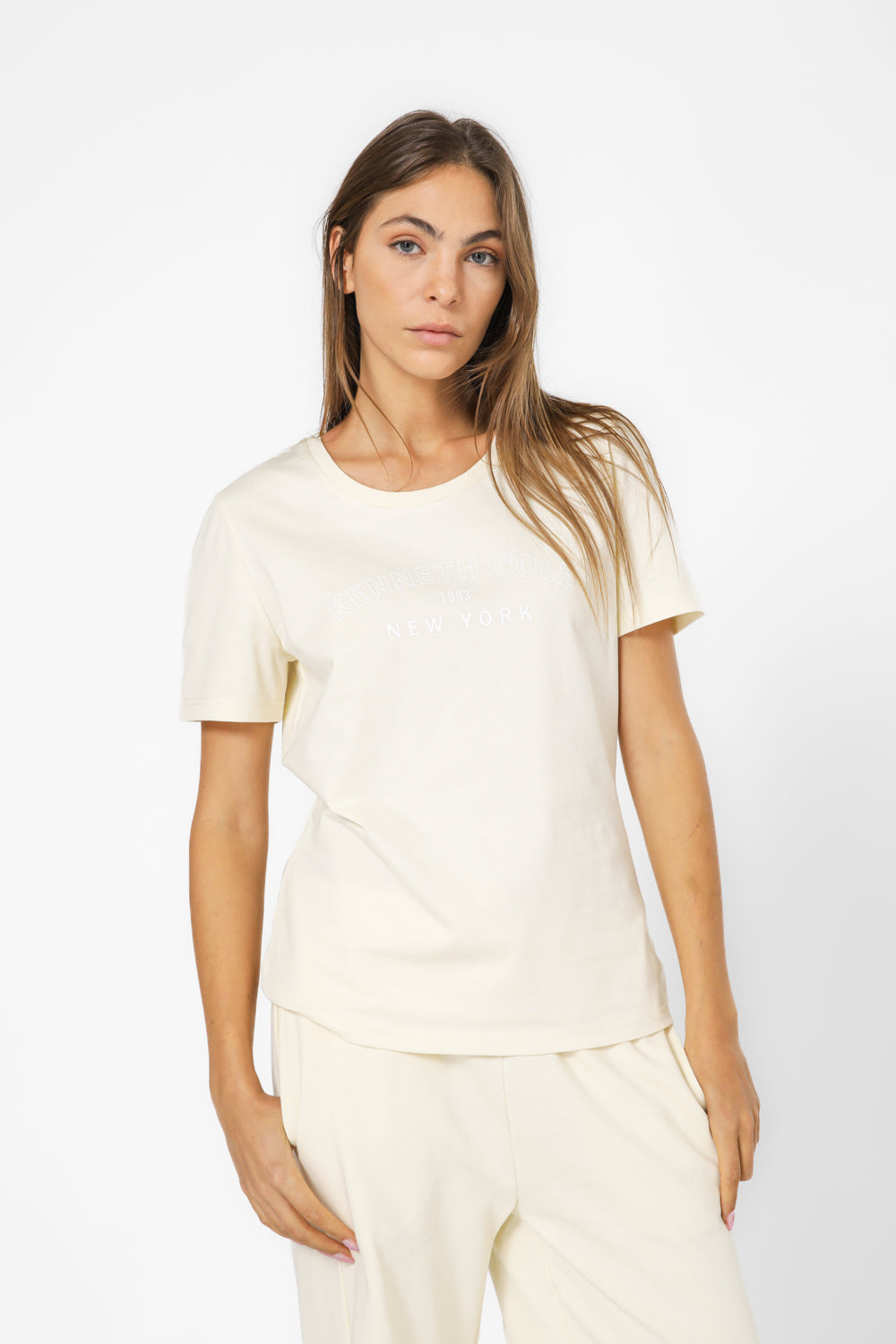 טישירט ניקי בצבע שמנת עם לוגו