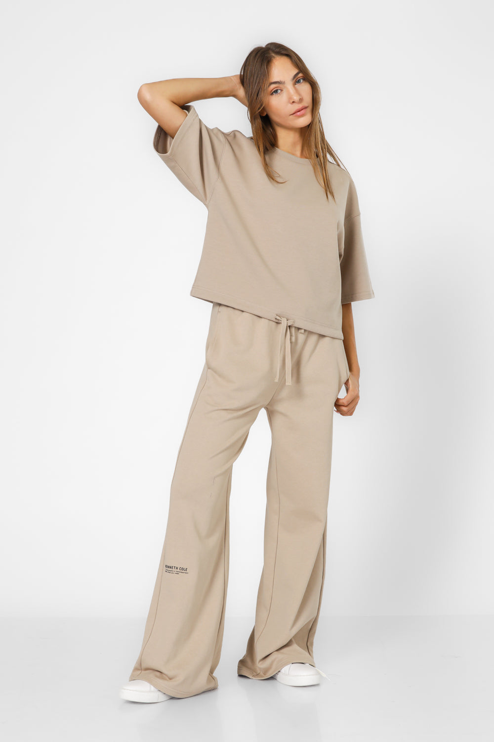 טישירט אוברסייז עם קשירה בצבע בז'