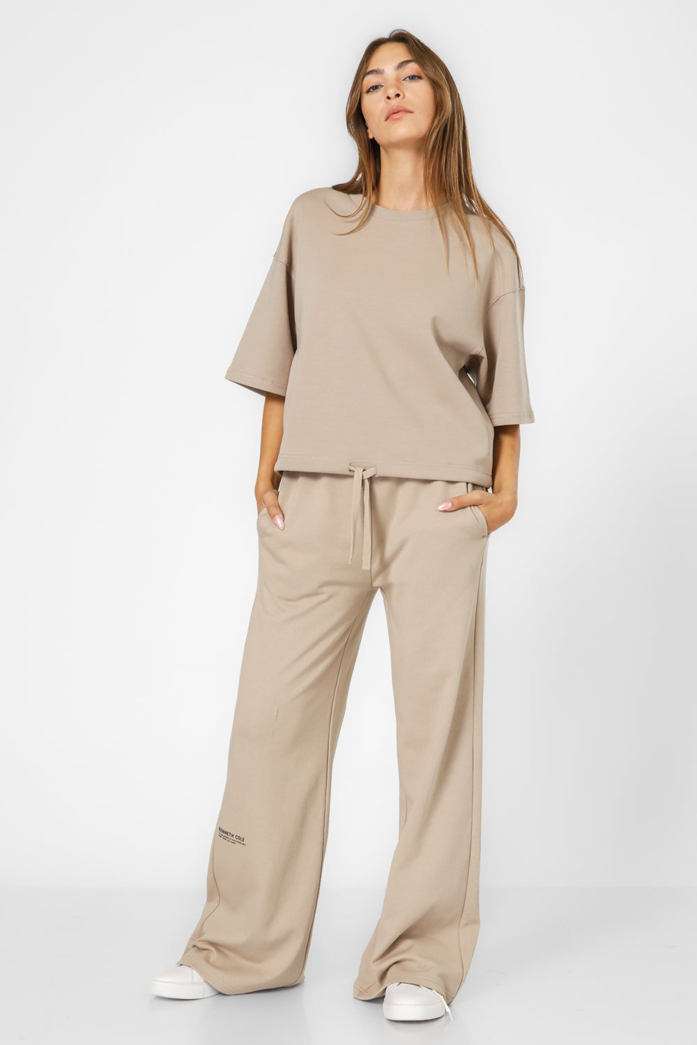 טישירט אוברסייז עם קשירה בצבע בז'