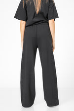 מכנסיים מבית המותג KENNETH COLE, בגזרה ישרה  נוח ואופנתי בשילוב של כיסים בצדדים ומותן אלסטית עם שרוך להתאמה מושלמת.