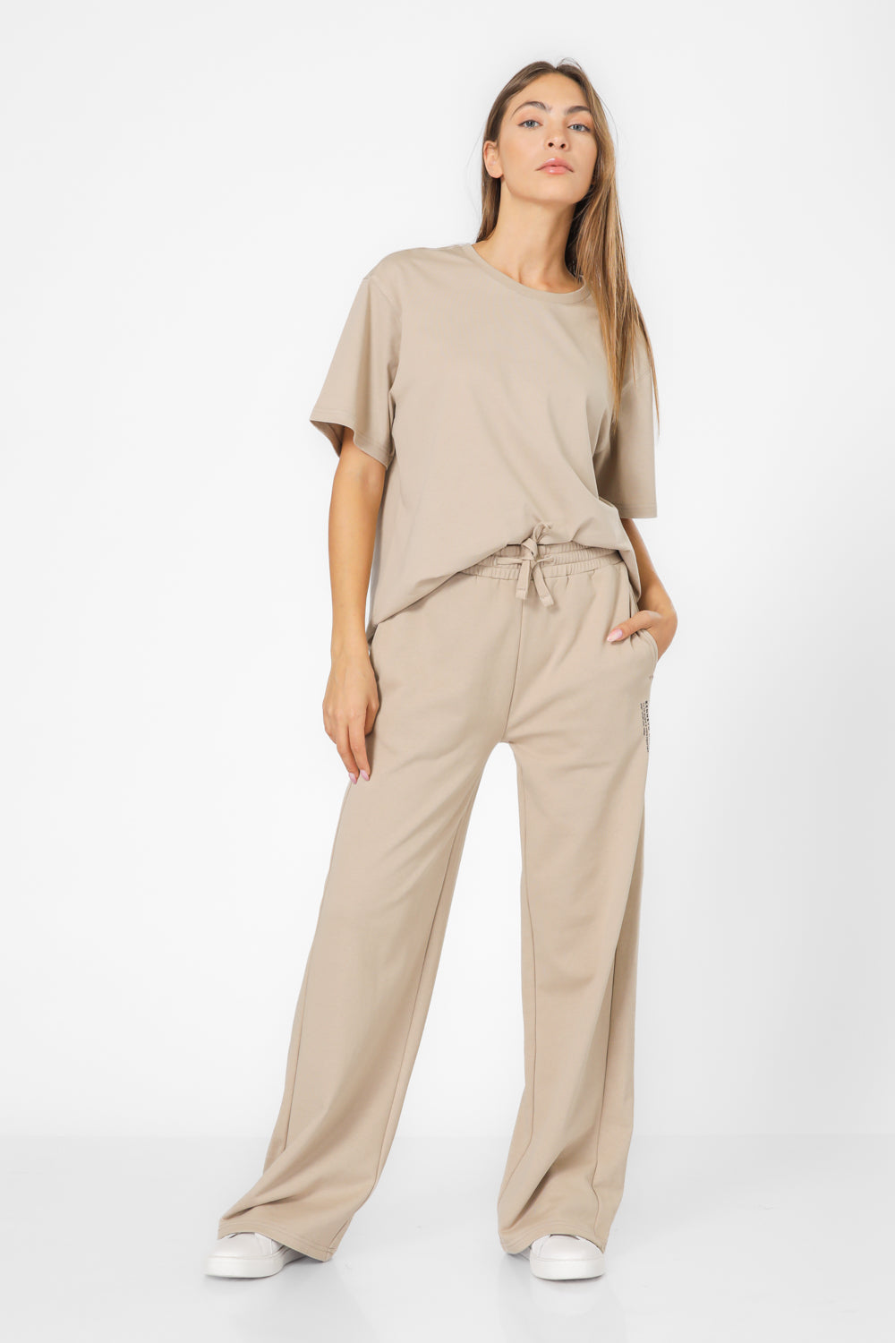 מכנסיים מבית המותג KENNETH COLE, בגזרה ישרה  נוח ואופנתי בשילוב של כיסים בצדדים ומותן אלסטית עם שרוך להתאמה מושלמת.