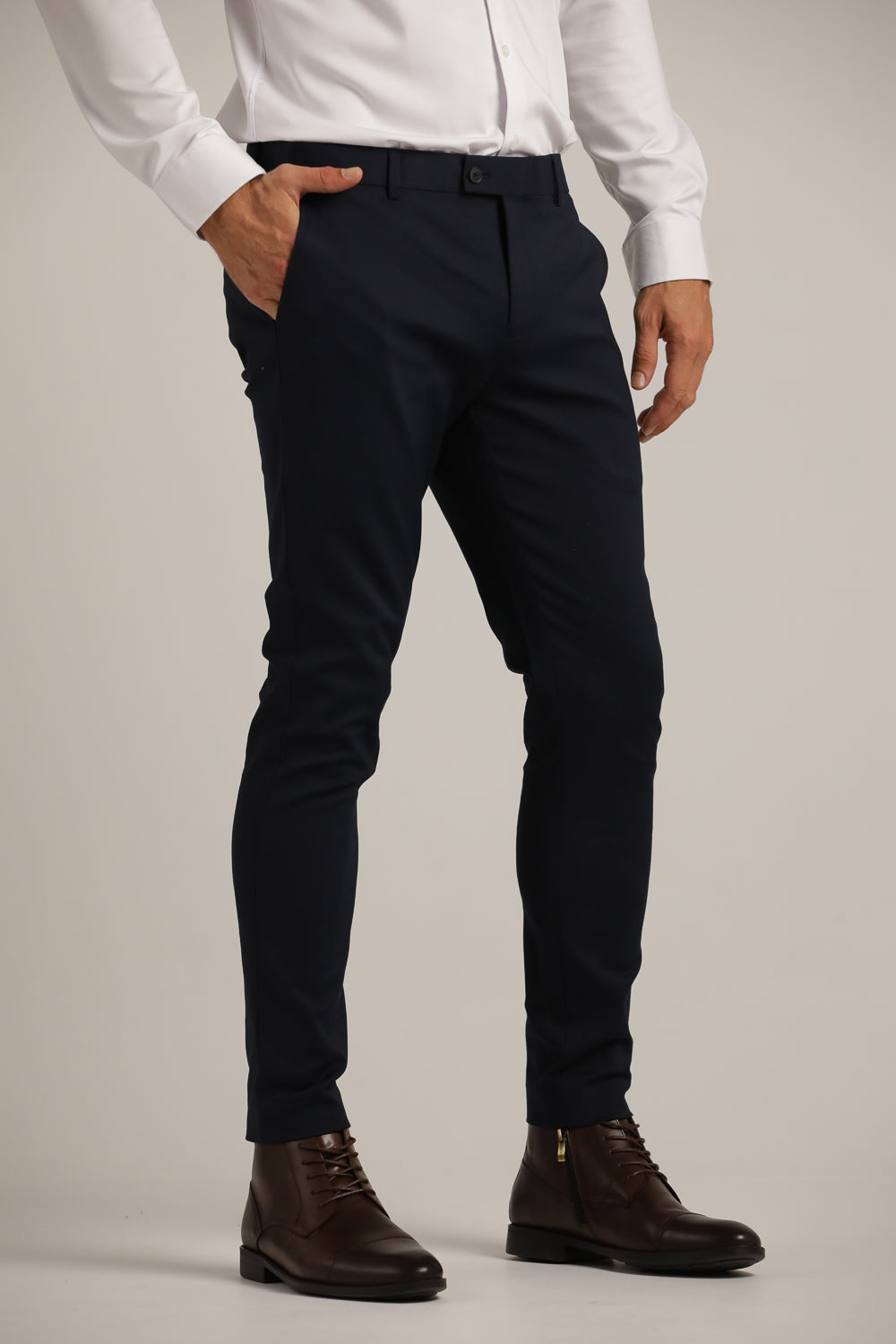 מכנסיים מחויטים בגזרת סלים | קנת קול