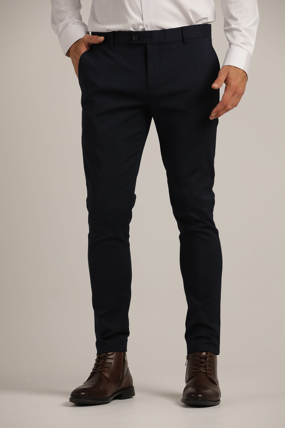 מכנסיים מחויטים בגזרת סלים | קנת קול