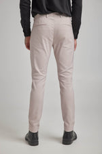 מכנסיים מחויטים בגזרת סלים | קנת קול