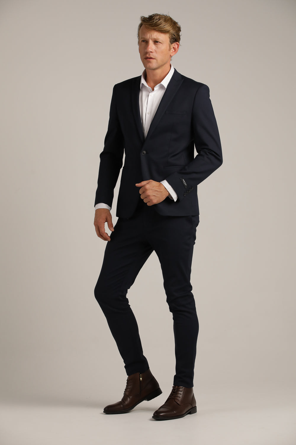 מכנסיים מחויטים בגזרת סלים | קנת קול