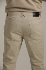 מכנסי ג'ינס בגזרת סקיני ישרה | קנת קול