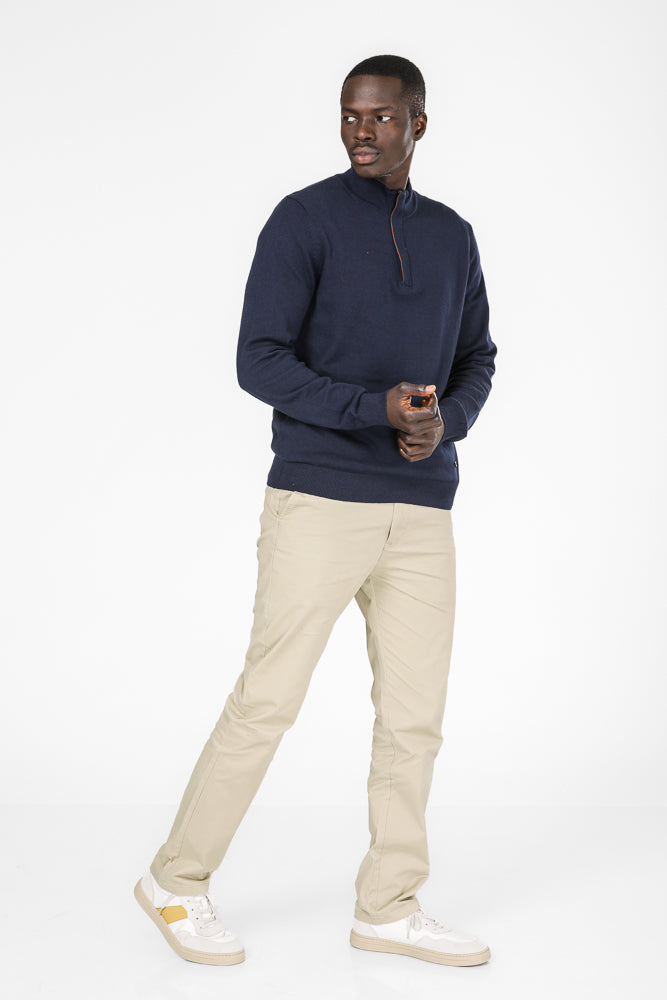 סריג צווארון גולף בצבע נייבי