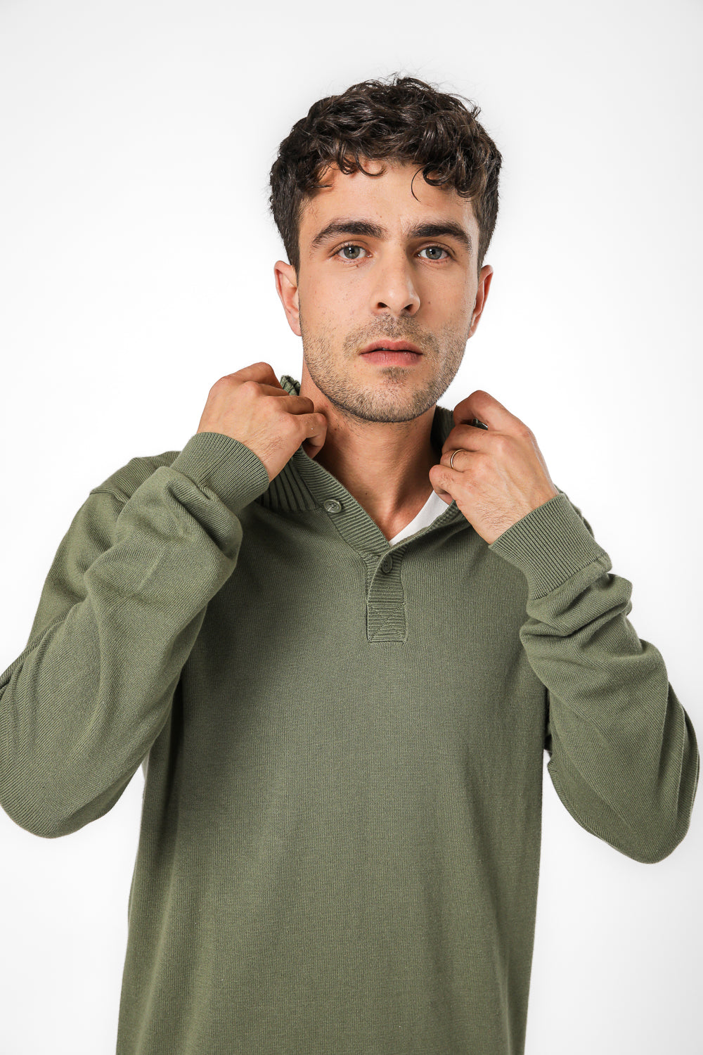 סריג צווארון גבוה בשילוב כפתורים בצבע סאג'