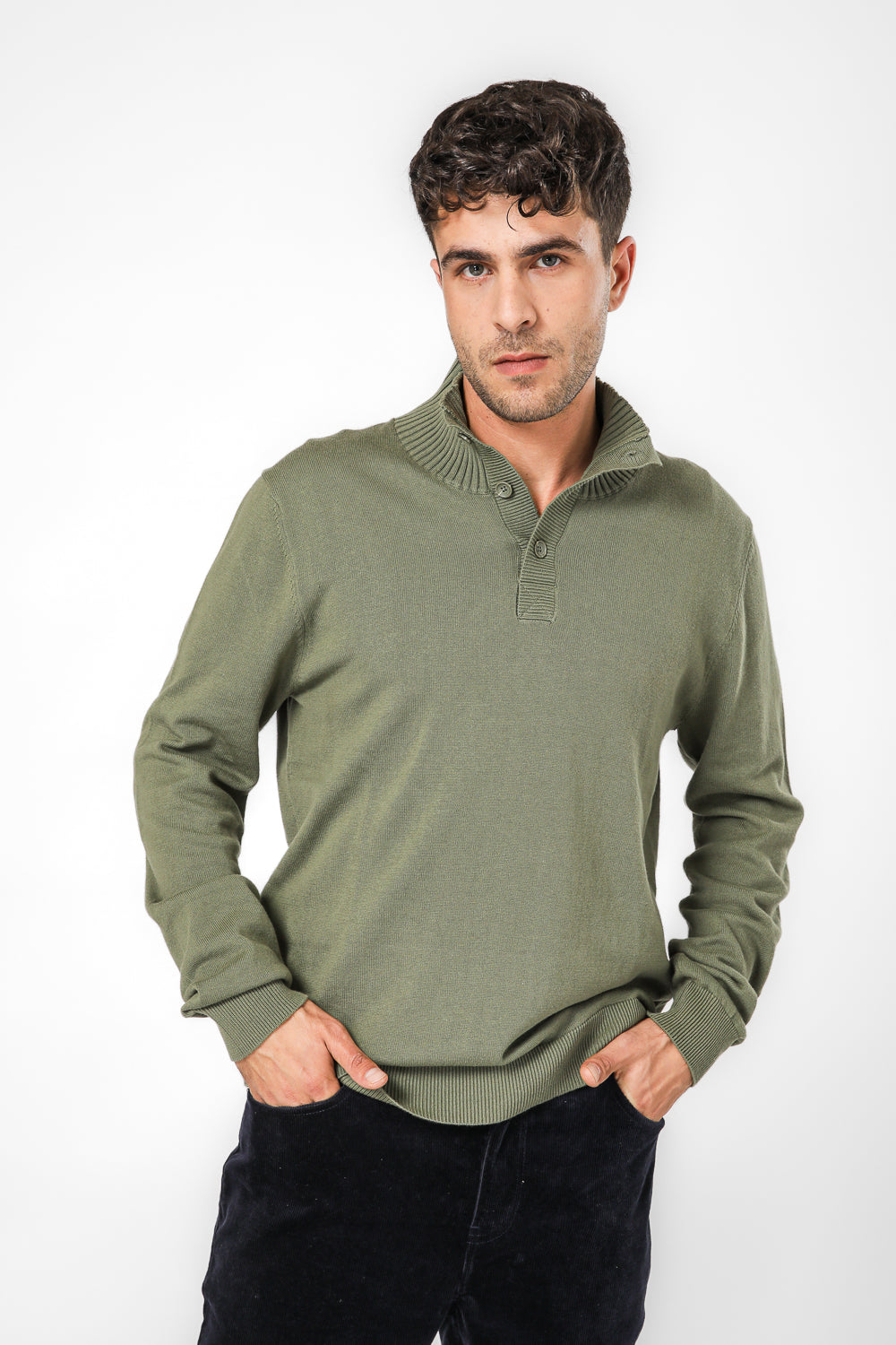 סריג צווארון גבוה בשילוב כפתורים בצבע סאג'