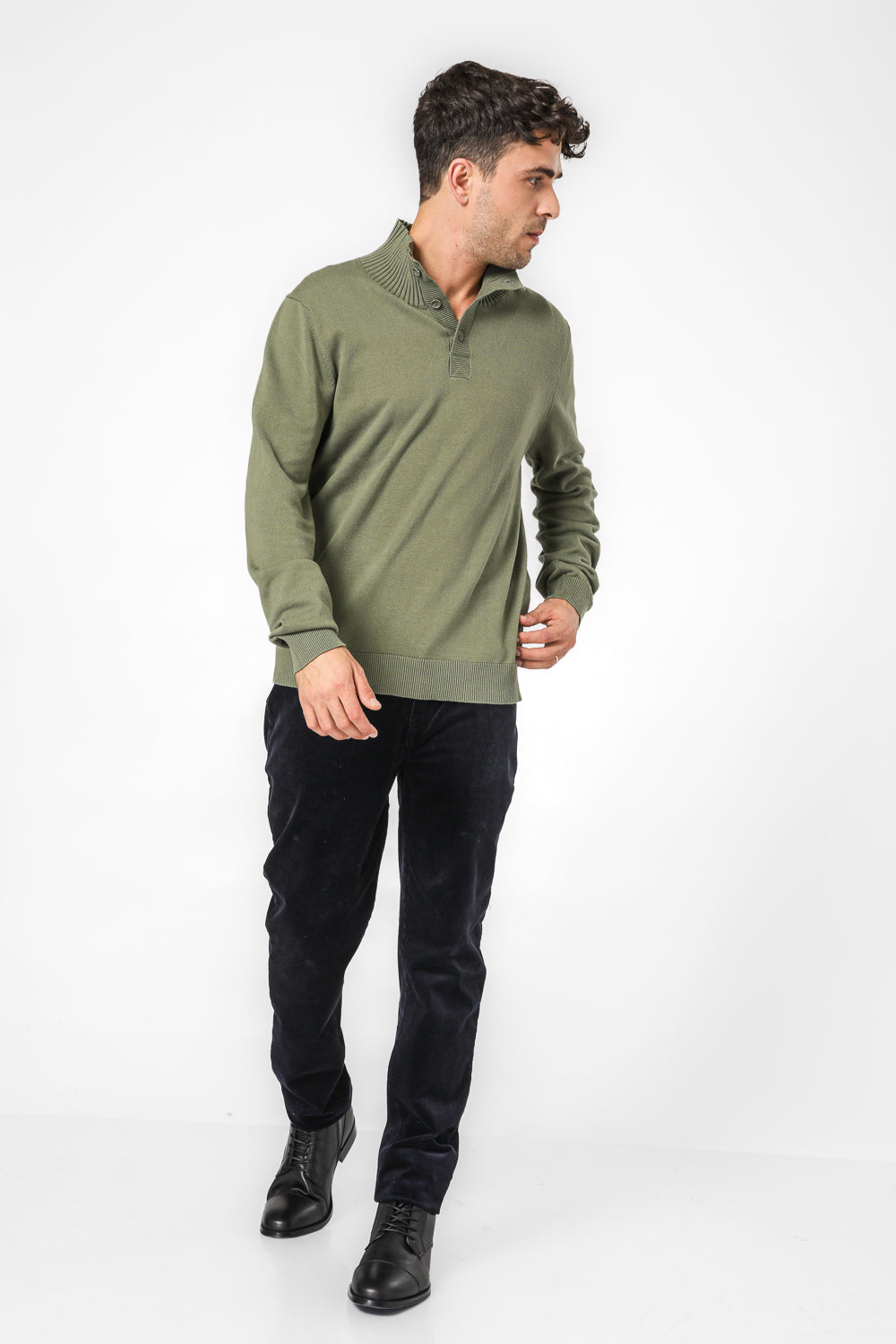 סריג צווארון גבוה בשילוב כפתורים בצבע סאג'