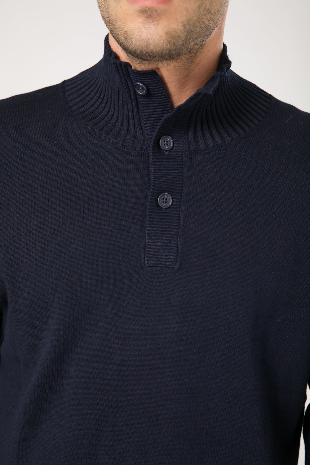 סריג צווארון גבוה בשילוב כפתורים בצבע נייבי