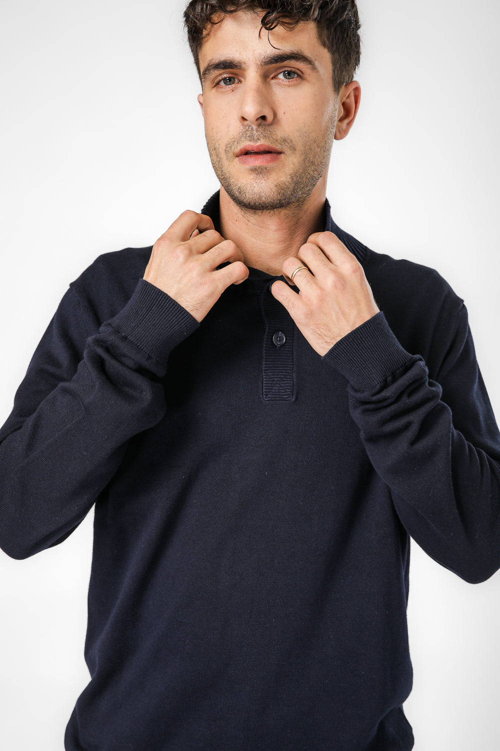 סריג צווארון גבוה בשילוב כפתורים בצבע נייבי