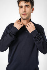 סריג צווארון גבוה בשילוב כפתורים בצבע נייבי