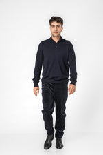 סריג צווארון גבוה בשילוב כפתורים בצבע נייבי