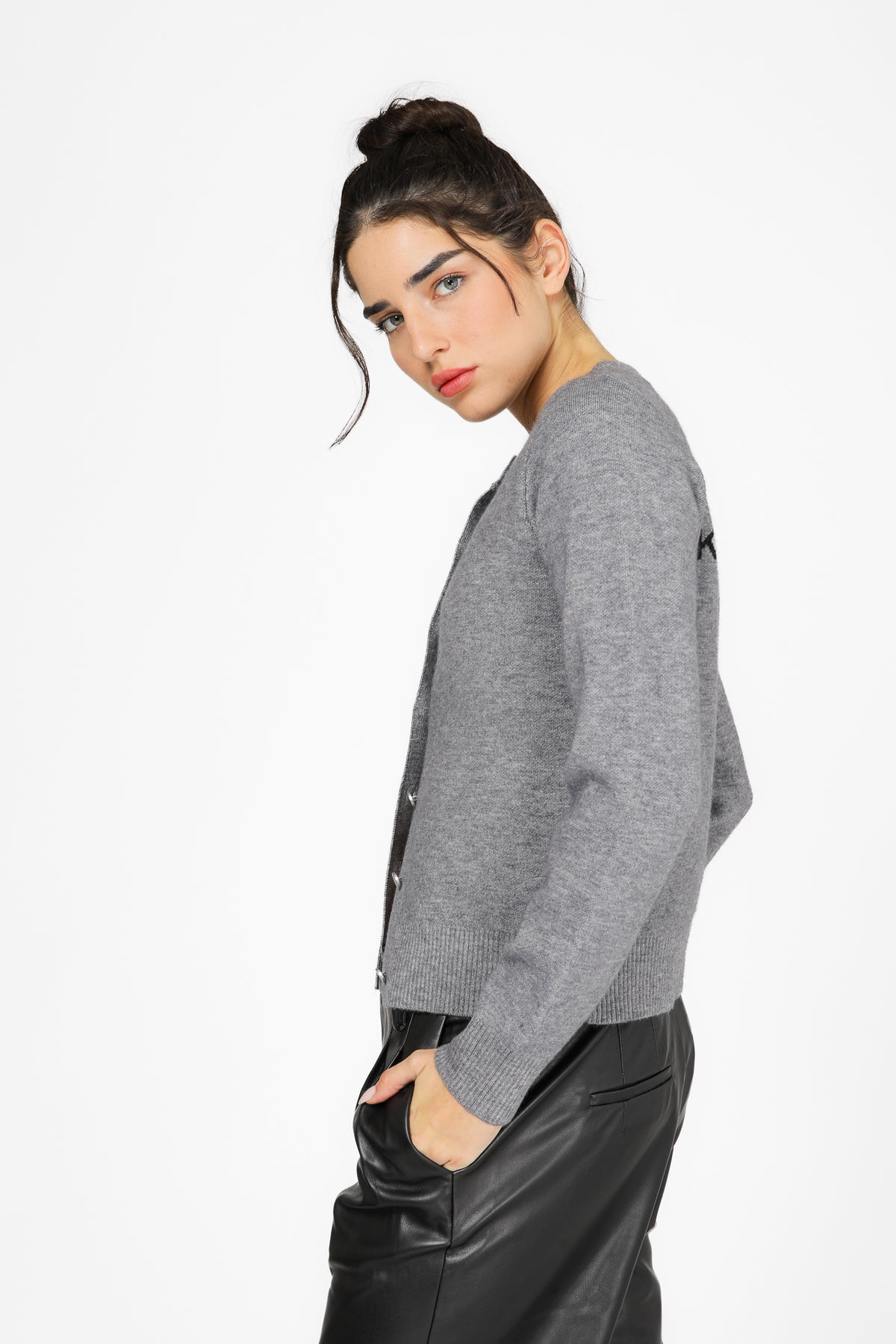 קרדיגן סריג עם לוגו בגב | קנת קול