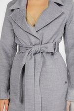 מעיל ארוך עם חגורת קשירה בצבע אפור