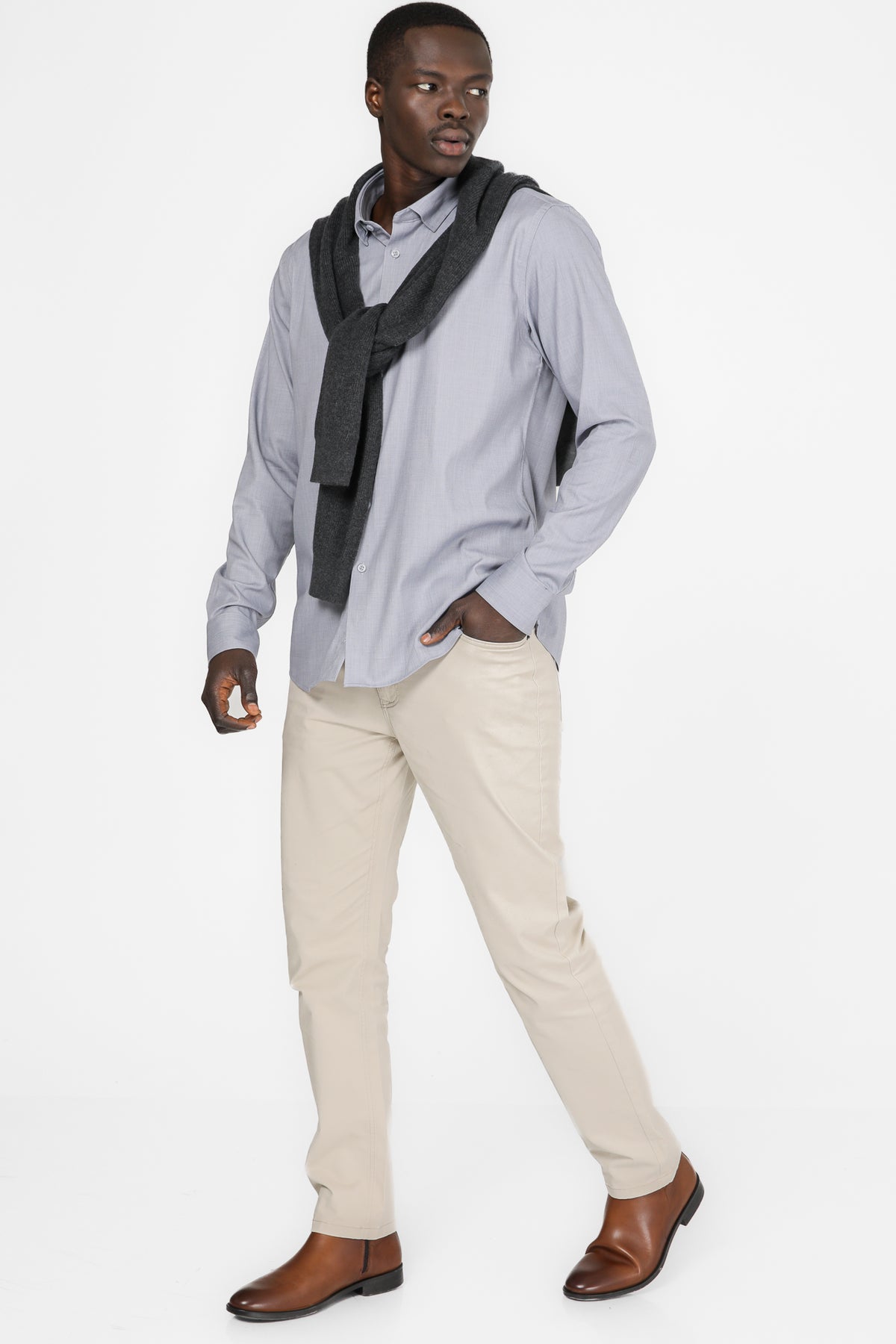 חולצה מכופתרת עם כפתור נסתר בצבע אפור