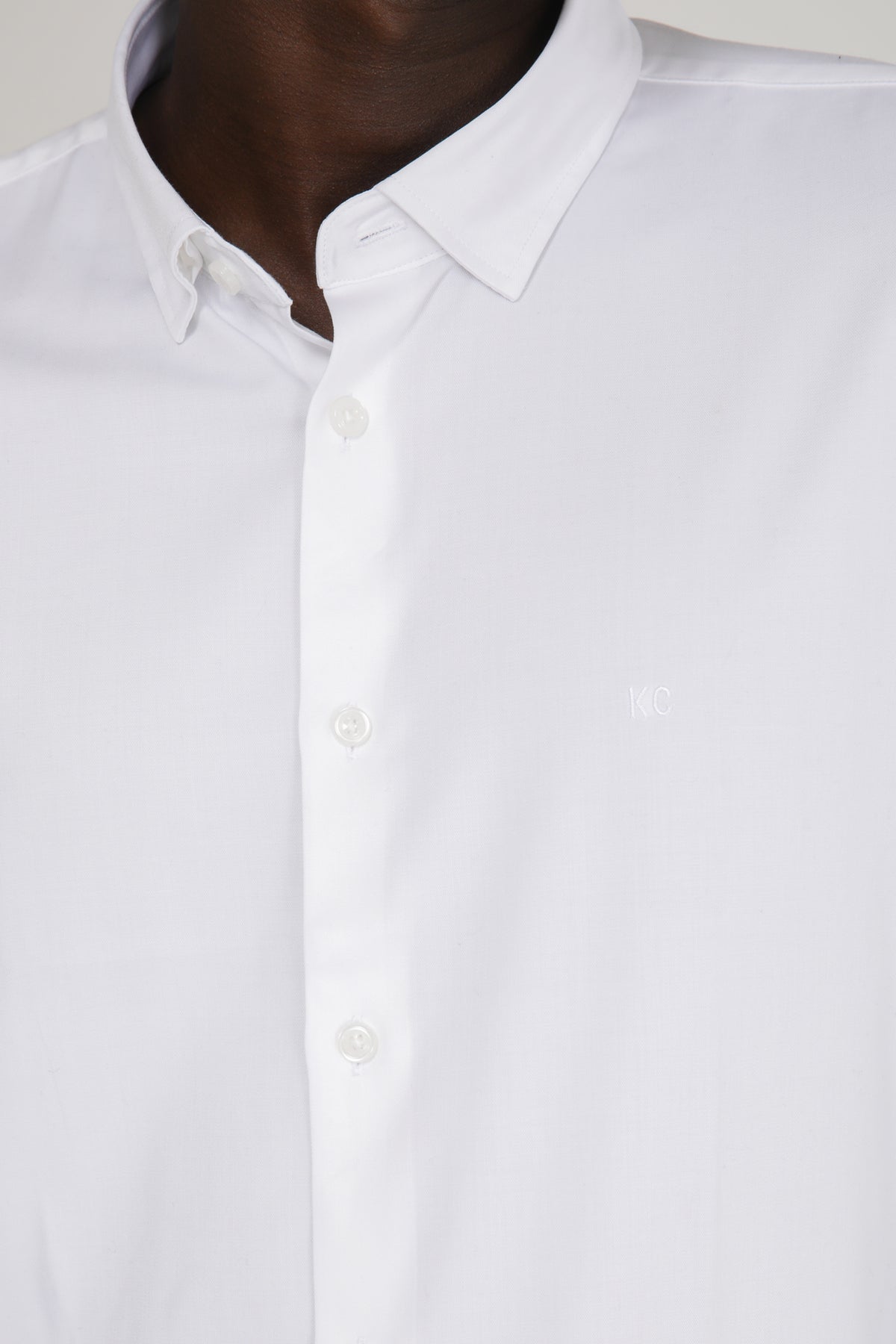 חולצה מכופתרת לייקרה בצבע לבן