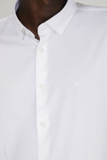 חולצה מכופתרת לייקרה בצבע לבן