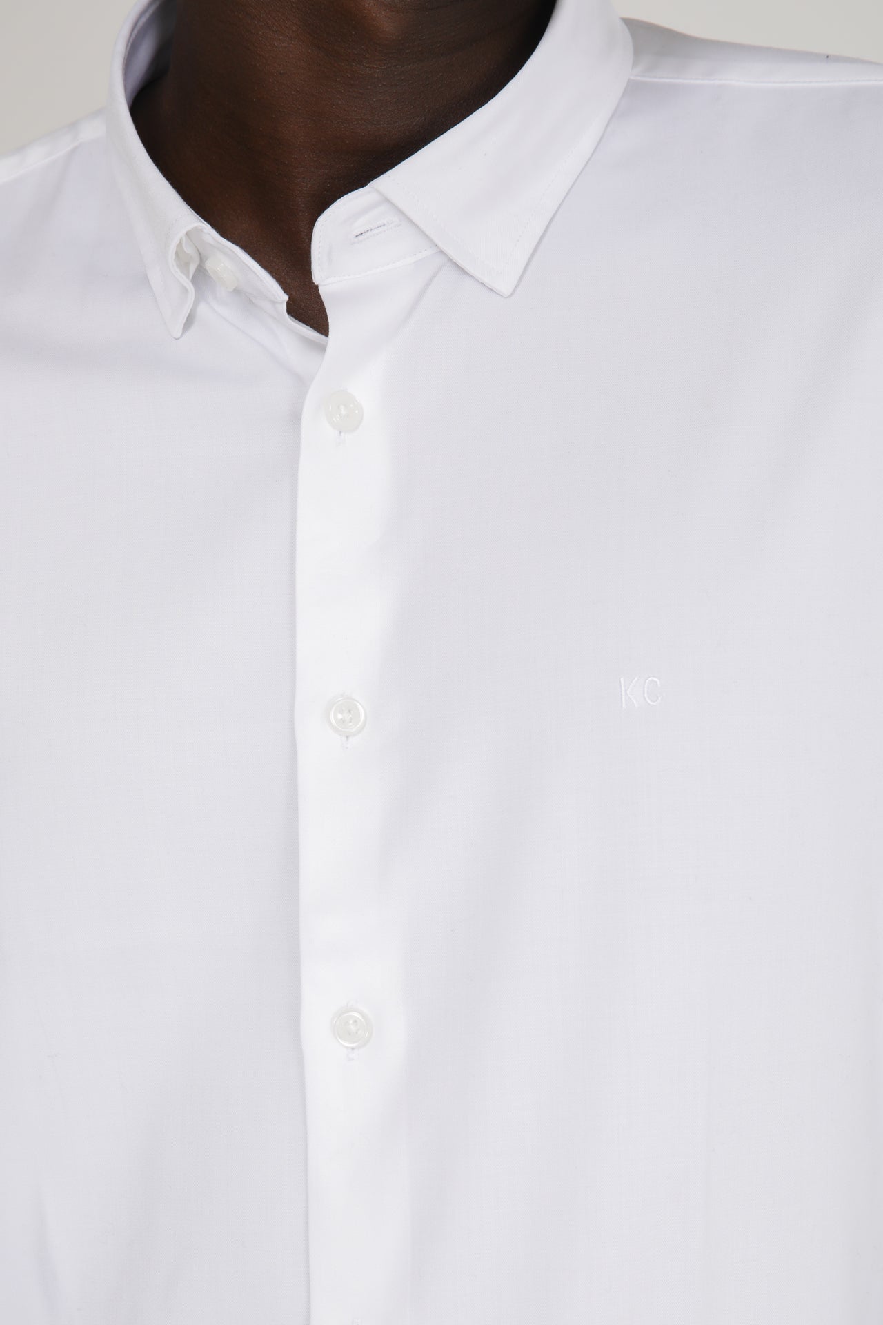 חולצה מכופתרת לייקרה בצבע לבן