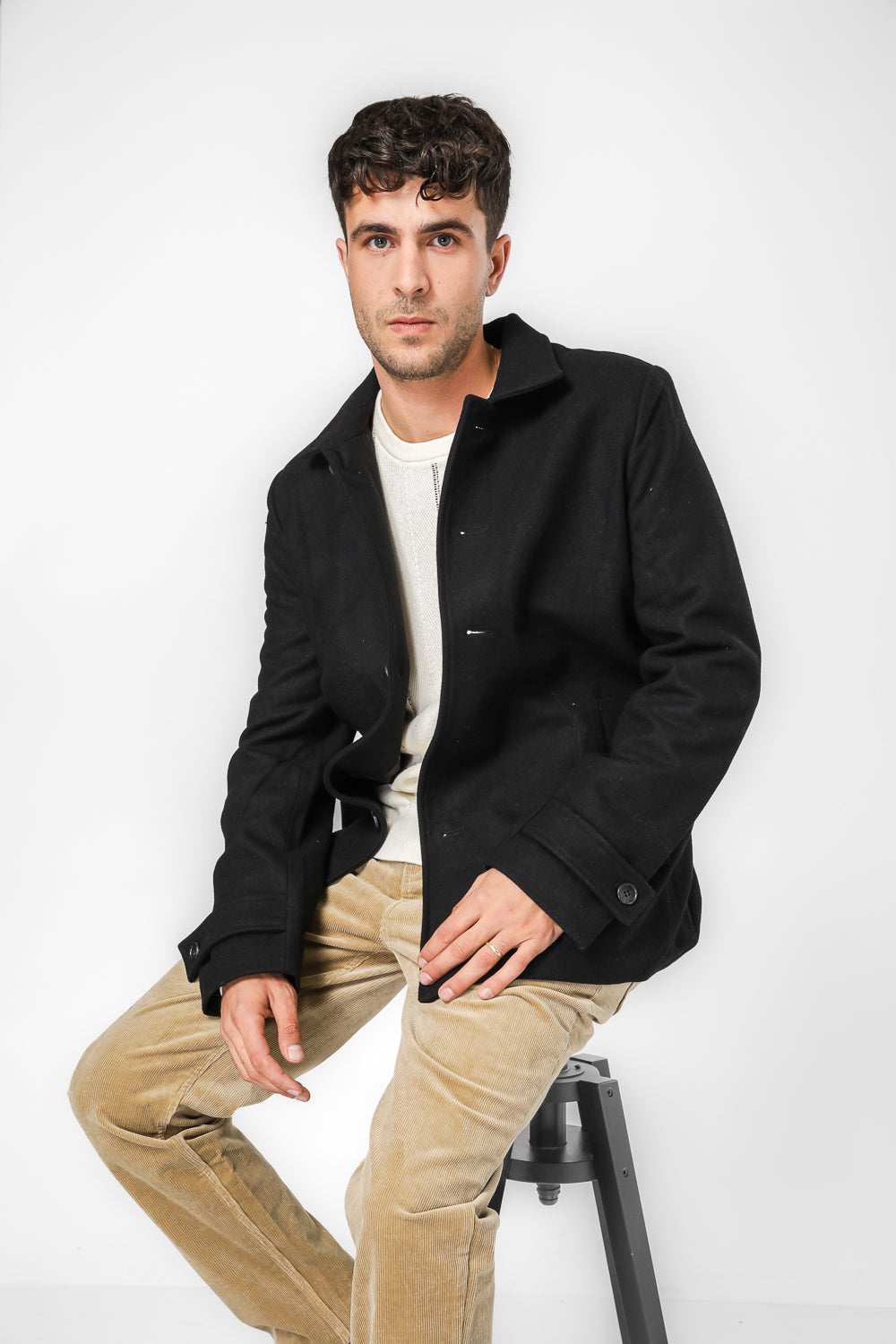 מעיל צמר קצר צווארון דש בצבע שחור