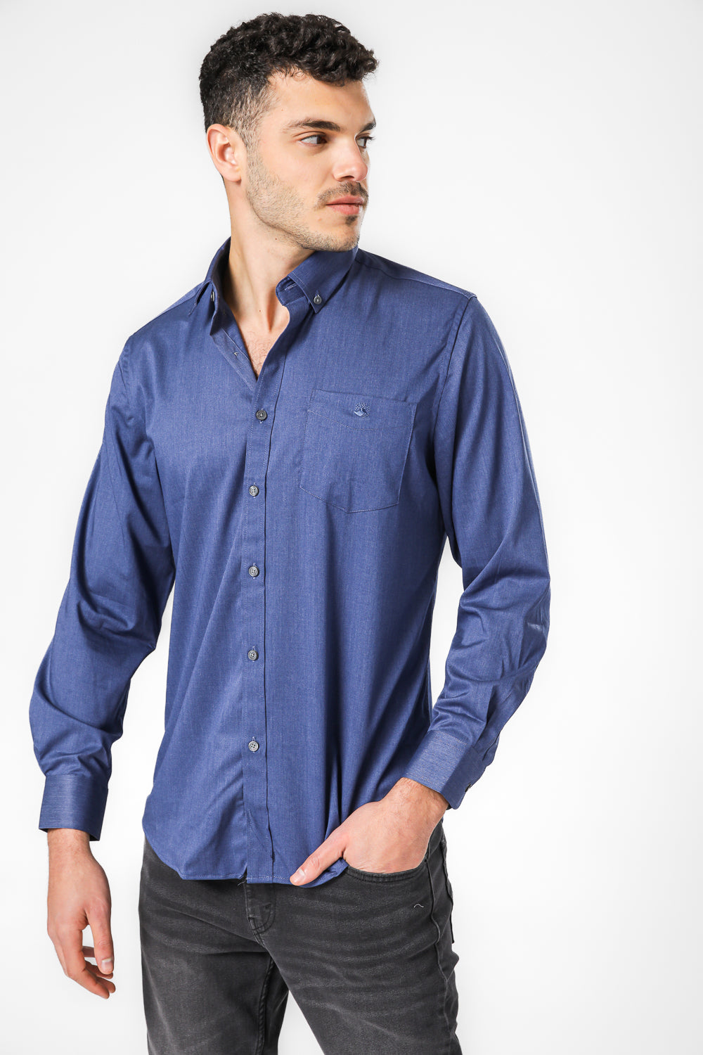 חולצה מכופתרת בצבע ג'ינס