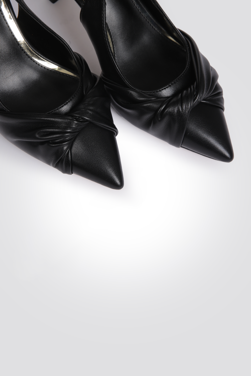 נעלי עקב שפיץ עיטור צמה בצבע שחור