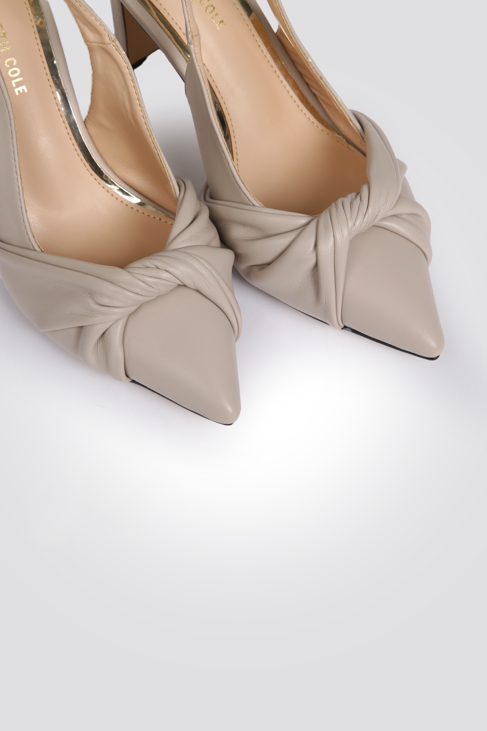 נעלי עקב שפיץ עיטור צמה בצבע בז'