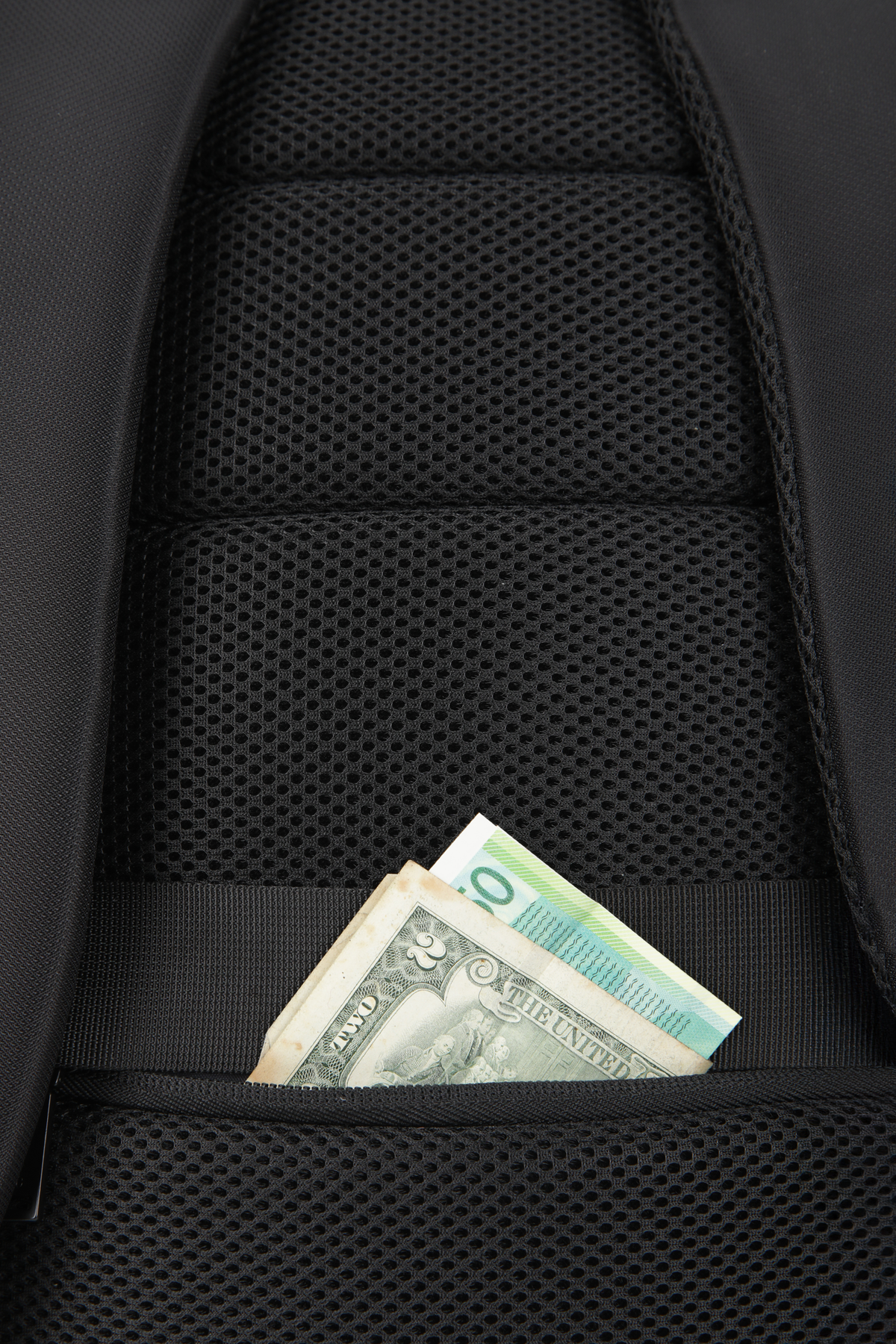 תיק גב לנשיאת מחשב עם טעינה