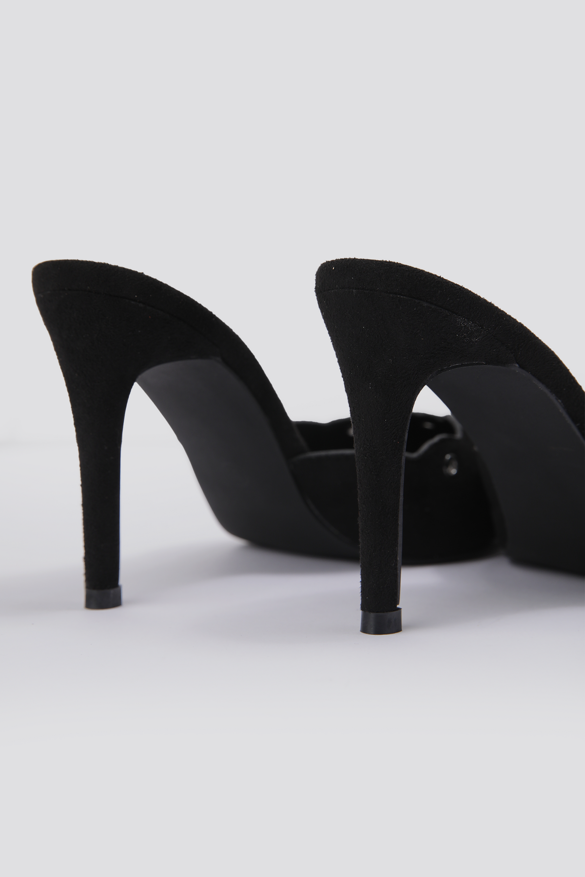 כפכפי עקב שפיץ בצבע שחור