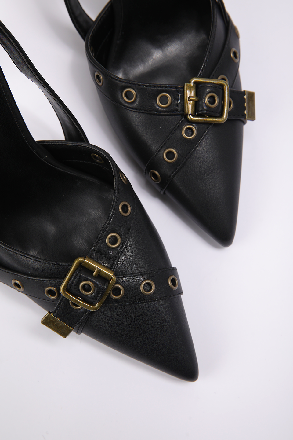 נעלי עקב עם אבזם בצבע שחור