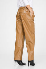 מכנסיים מתרחבים דמוי עור | קנת קול