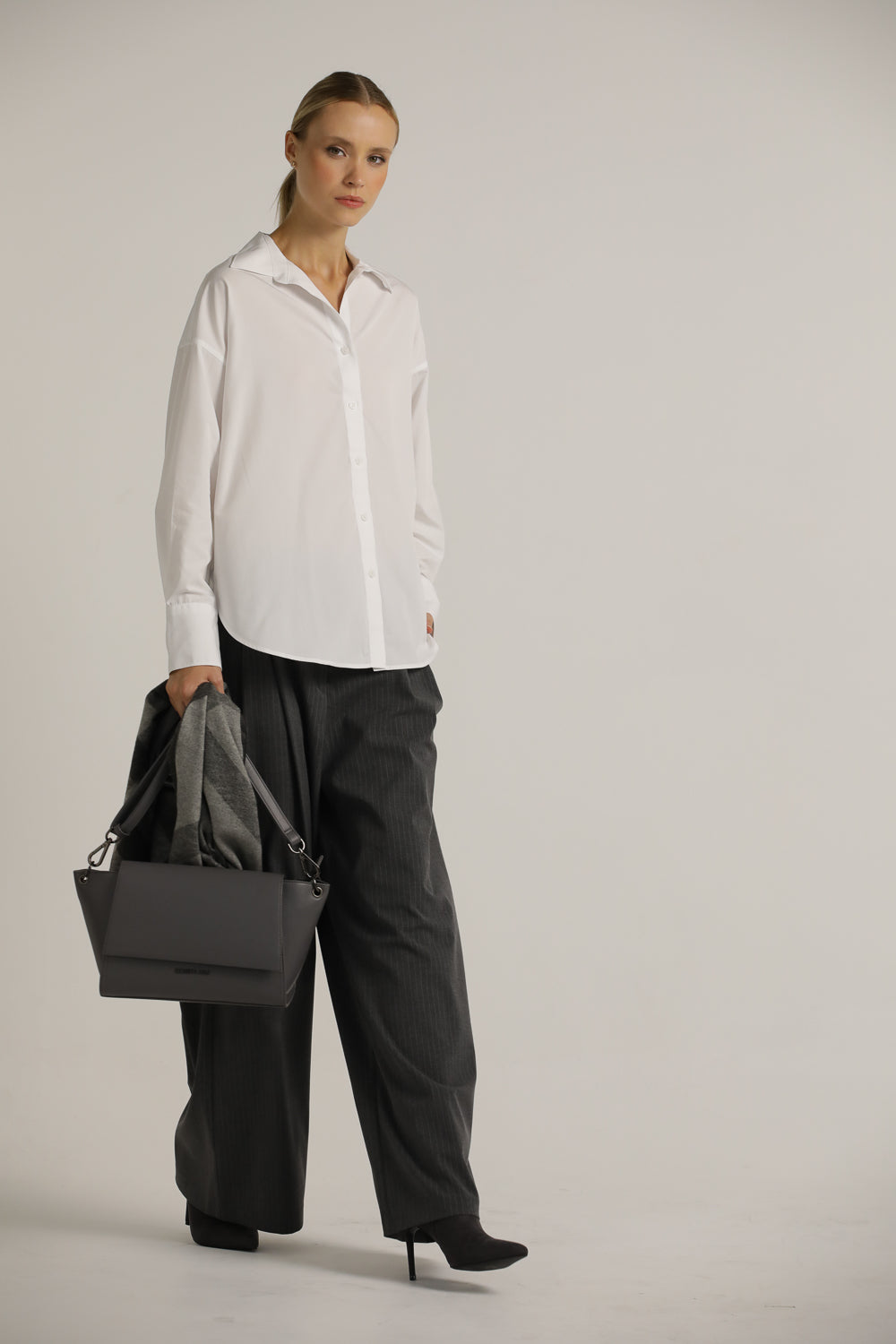 חולצה מכופתרת אוברסייז בצבע לבן | קנת קול