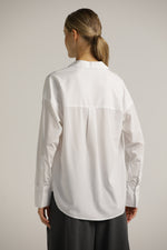 חולצה מכופתרת אוברסייז בצבע לבן | קנת קול