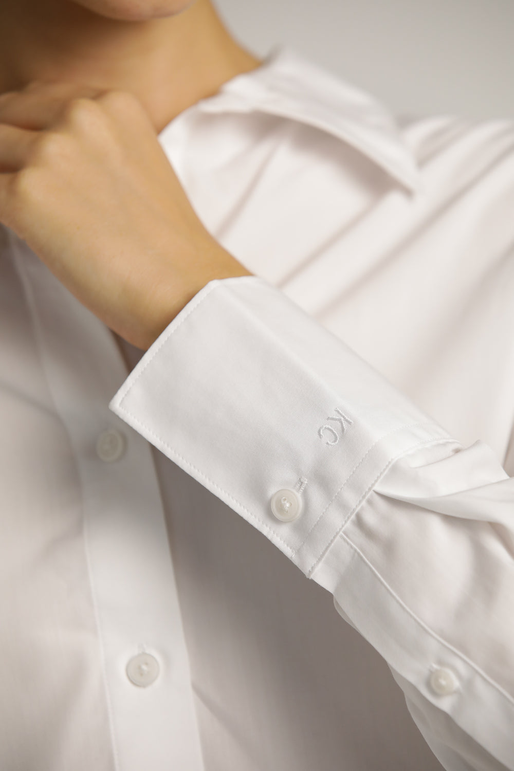 חולצה מכופתרת אוברסייז בצבע לבן | קנת קול