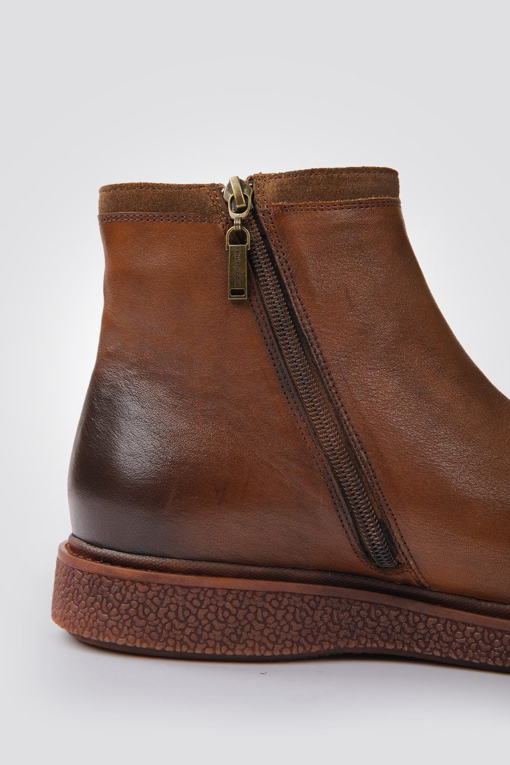 מגפוני עור לגברים בצבע חום
