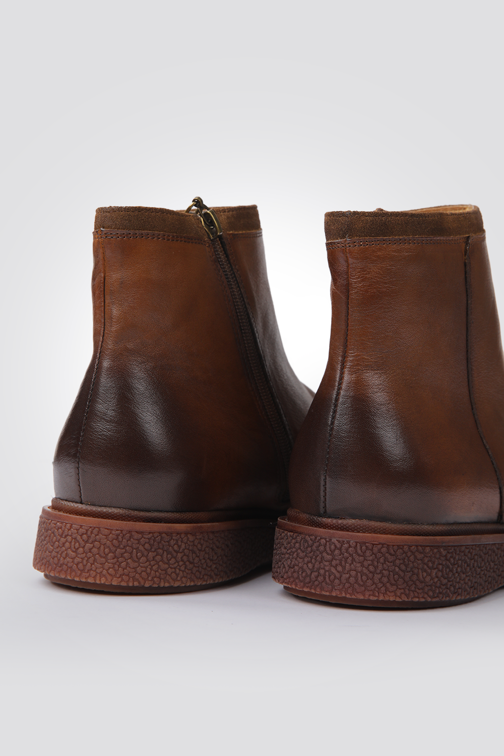 מגפוני עור לגברים בצבע חום
