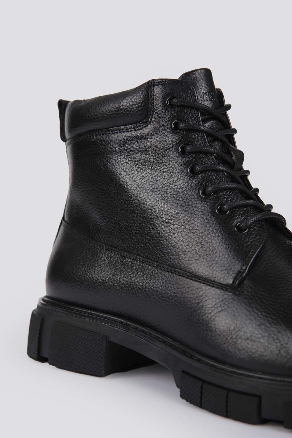 מגפוני עור לגברים בצבע שחור