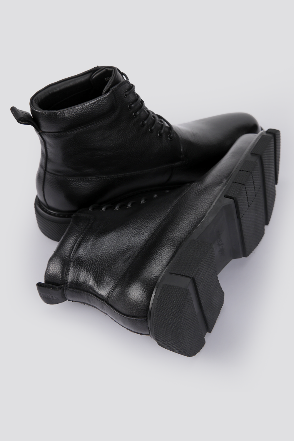 מגפוני עור לגברים בצבע שחור