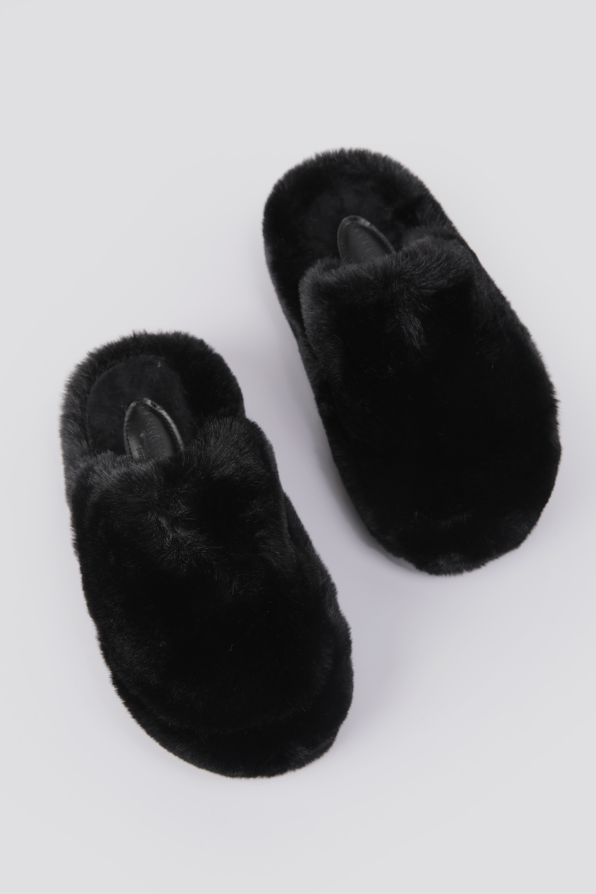 נעלי בית פרוותיות לנשים בצבע שחור